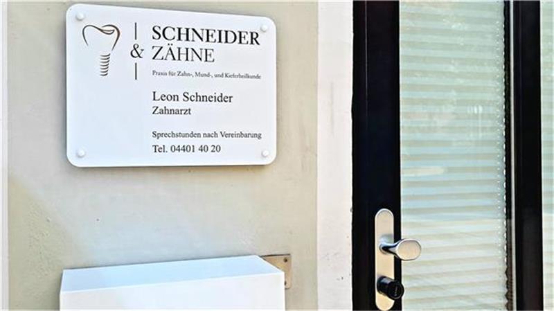 Keine Corona-Impfung: Zahnarzt muss Praxis schließen Alles dicht: Die Zahnarztpraxis von Leon Schneider in Brake ist zurzeit geschlossen. Foto: Reim
