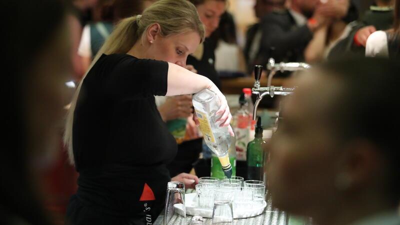 Alles drängelt sich an der Bar. Die Gastronomen bedienen mit viel Routine.