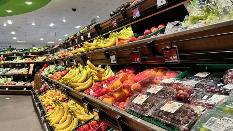 Alles frisch: Die Kunden können kommen, morgens um sieben Uhr ist die Obst- und Gemüseabteilung schon gut vorbereitet.