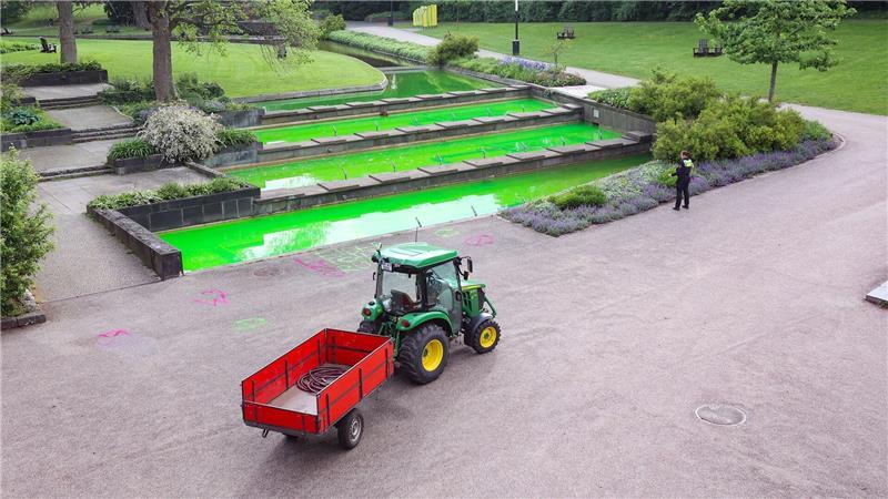 Alles grün in den Wallanlagen. Auch das Wasser. 