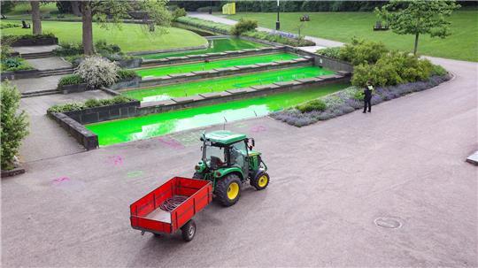 Alles grün in den Wallanlagen. Auch das Wasser. 