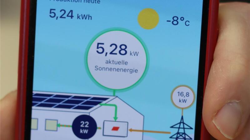 Alles im Blick: Auf dem Smartphone können Wolf und Peter Warncke in Echtzeit sehen, wie viel Strom die Anlage gerade produziert, wie hoch der Verbrauch ist und wie der Speicher ausgelastet ist.