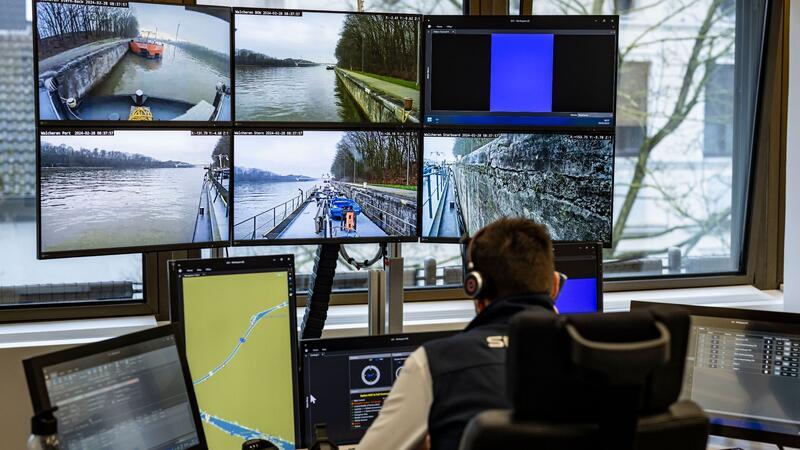 Alles im Blick: Binnenschifffahrtskapitän Joachim Lauwers steuert von seinem Schreibtisch aus ein Schiff auf der Route von Walcheren nach Antwerpen.