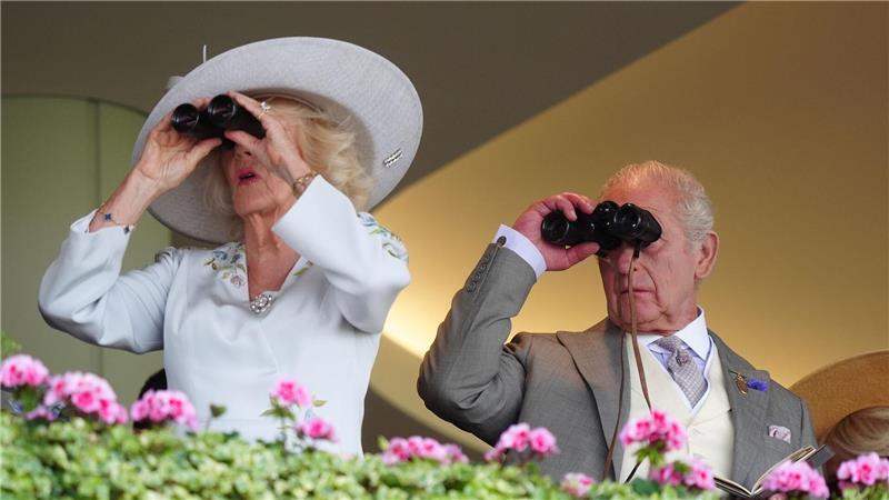 Alles im Blick: Königin Camilla und König Charles III. verfolgen die Rennen auf der Royal Ascot auf der Pferderennbahn.