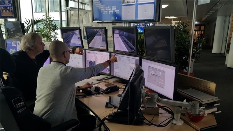 Alles im Blick: Über 106 Monitore überwacht die Betriebs- und Servicezentrale der S-Bahn Hamburg das Netz.