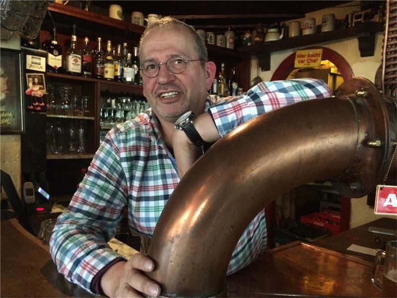 Die kleine Kneipe an unserer Ecke Alles im Griff: Wirt Tim Kreidelmeyer hat die „Schnulze“ an der Winsener Straße 2006 übernommen.