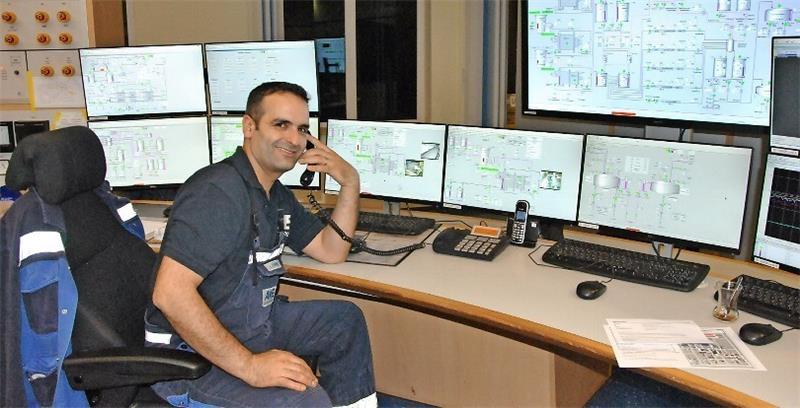 Alles im grünen Bereich: An mehreren großen Bildschirmen überwacht Chemiewerker Ibrahim Sönmez  den automatisierten Produktionsablauf bei AOS in Bützfleth.  Fotos Lohmann