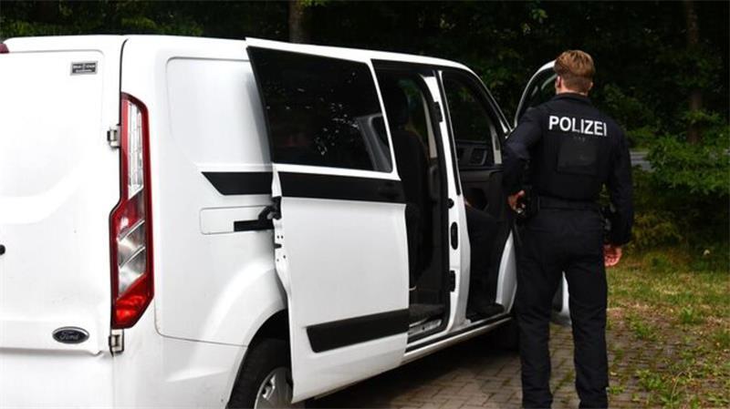 Rockerclub „Gremium MC“ trifft sich – Polizeikontrollen Alles in Ordnung? Die Polizei sieht sich auch in zahlreichen Transportern um, mit denen Gäste zum "Gremium"-Jubiläum nach Ihlienworth gebracht wurden.