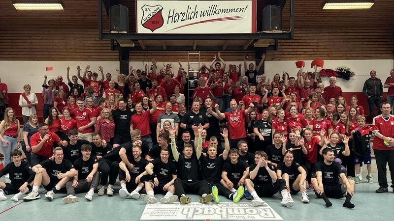 Alles in Rot: Der SV Beckdorf und seine Fans feiern nach dem letzten Heimspiel der Saison.