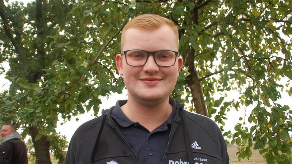 „Alles ist bestens. Der große Ernteumzug durch Sauensiek macht unserer Dorfjugen...