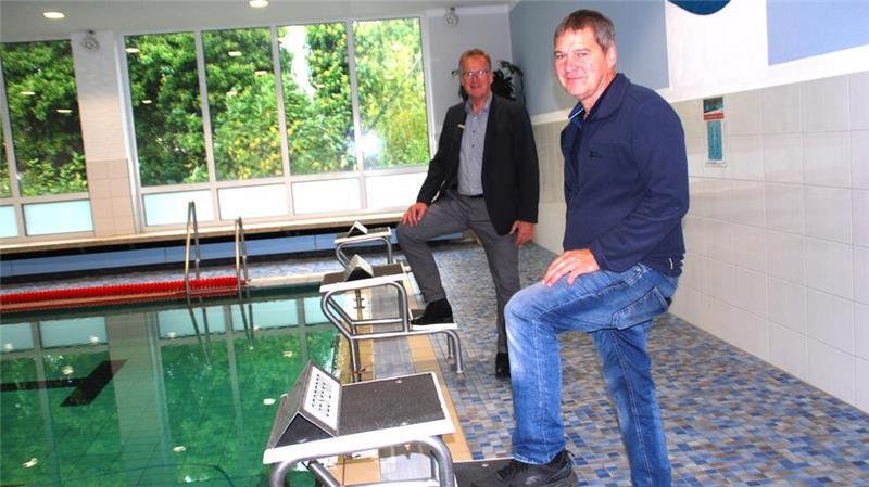 Vandalismus und Personalmangel: Ahlerstedter Schwimmhalle mit Problemen Alles ist startklar: Bernd Meinke (links) und Michael Wege in der Ahlerstedter Schwimmmhalle.