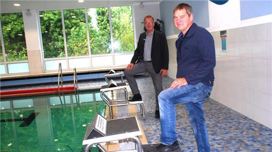 Alles ist startklar: Bernd Meinke (links) und Michael Wege in der Ahlerstedter Schwimmmhalle.