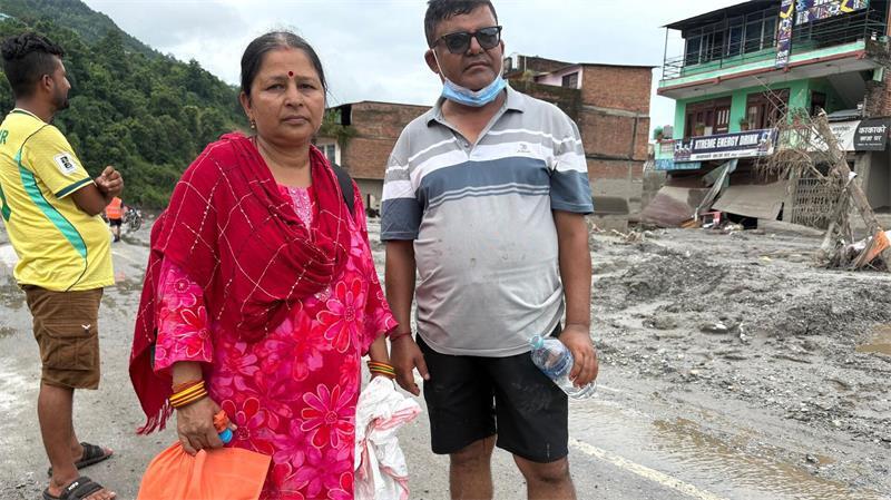 „Alles ist weg“: Wie Flutopfer ums Überleben kämpfen „Alles ist von Schlamm begraben“, sagt die 50-jährige Bhagawati Khatiwada, die früher ein Schreibwarengeschäft im Ort betrieb.