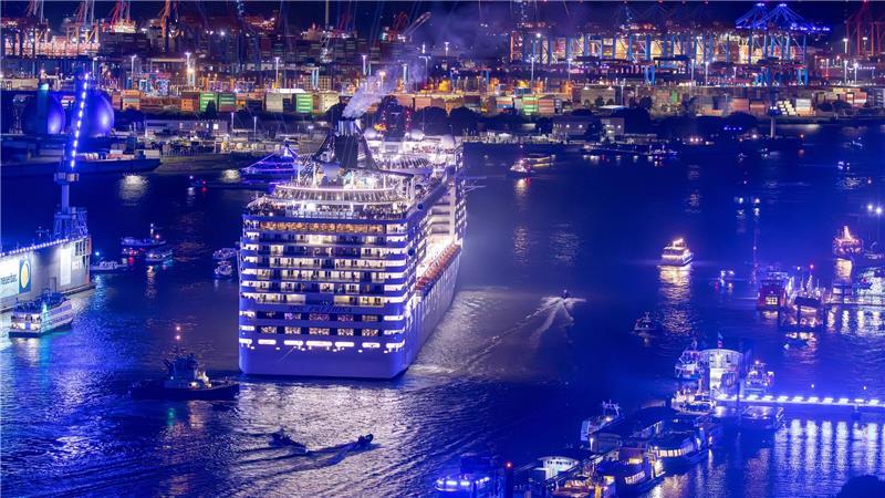Große Pötte und Feuerwerk: Cruise Days locken Zehntausende nach Hamburg Alles leuchtet blau - der Blue Port des Lichtkünstlers Michael Batz kann noch bis 21. September bewundert werden.