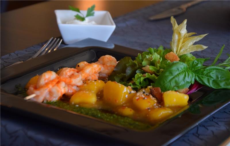 Alles ohne Fertigprodukte: Christian Sick serviert einen Garnelenspieß auf Mango-Chili-Chutney. Fotos Nowottny (3)/Sick