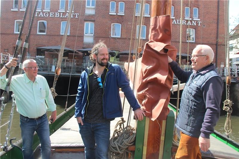Alles paletti fürs große Jubiläum (von links): Jörg Eisebraun, Nick Reinartz und Robert Kamprad an Deck des Ewers. Foto: Michaelis