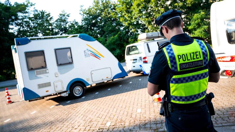 Polizei kontrolliert A7-Überholverbot für Lkw und Gespanne Alles richtig gepackt und gut verkabelt? Auch Urlauber wurden kontrolliert.