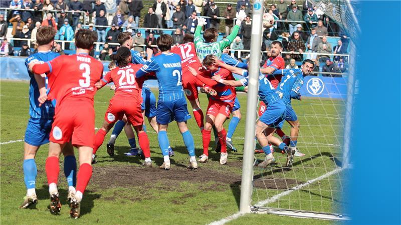 Alles schiebt. Aber der Schiedsrichter erkennt das Tor nicht an. Er hat ein Foul an Bremens Keeper Pascal Manitz gesehen.