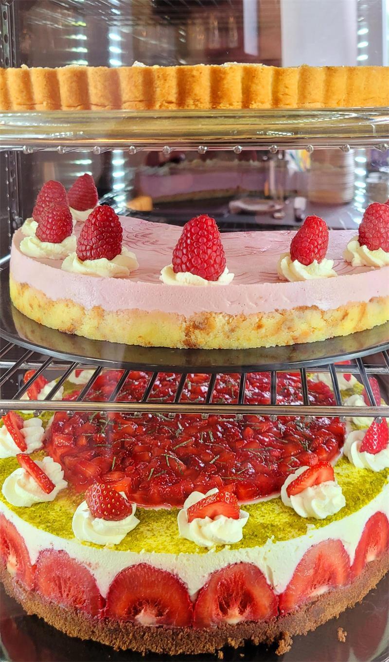 Wasserturm Cuxhaven vor dem Aus? Betreiber schließen Verkauf nicht aus Alles selbstgebacken: Im Cuxhavener Wasserturm-Café gibt es ausschließlich Torten, Kuchen und Kleingebäck aus der hauseigenen Backstube.