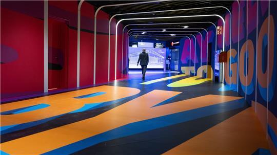 Alles so bunt hier: Blick in einen Gang im neuen Terminal 3 des Flughafens Frankfurt.