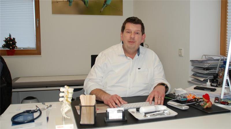 Allgemeinmediziner Marco Robinson in seiner Praxis am Litberg.