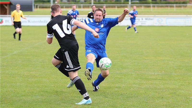 Großenwördens Stefan Meyer: Der Mann mit dem goldenen Puschen Allrounder in der Abwehr: Stefan Meyer spielt da, wo er gebraucht wird.