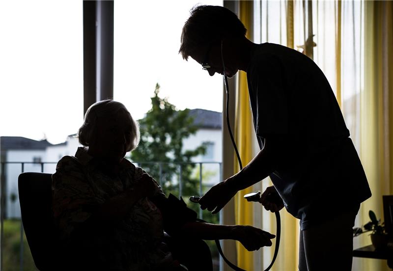 Alltag für die Mitarbeiter der Sozialstation: Eine Pflegekraft kümmert sich um eine ältere Dame und kontrolliert den Blutdruck. Sich Zeit nehmen, den Menschen zuwenden – das ist das mehrfach prämierte Erfolgsmodell der Sozialstation Geest. 