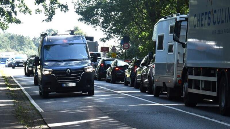 Alltag zwischen Hechthausen und Burweg. Der Verkehr kann auf der Brücke angesichts einer Teilsperrung nur einspurig erfolgen. Eine Ampelschaltung regelt die Verkehrsführung.