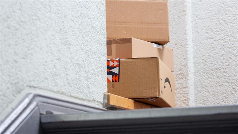 Amazon zahlt Mitarbeitern mehr Geld - Verdi bleibt kritisch Alltagsszene in einem deutschen Treppenhaus: Unter den gelieferten Paketen ist auch eins von Amazon mit dabei. (Archivbild)