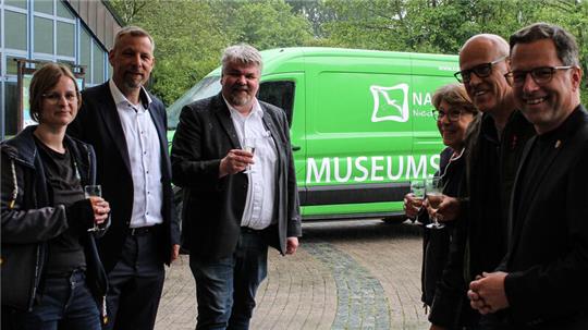 „Allzeit gute Fahrt“, wünschen Museumspädagogin Meike Hillrichs, Lars Keitsch von der Ostfriesischen Volksbank, Lars Lichtenberg, Fördervereinsvorsitzende Elli Sommer, Jürgen Goldenstein vom Bürgerwindpark Oederquart und Landrat Kai Seefried (von links).