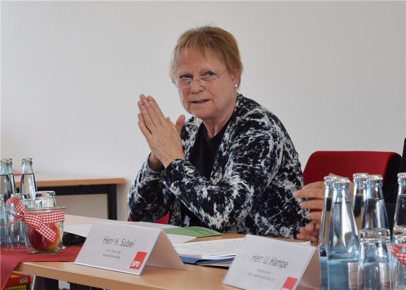 Almut Kottwitz, Staatssekretärin im niedersächsischen Umweltministerium, bei der Podiumsdiskussion auf der Esteburg in Moorende. Fotos: Richter
