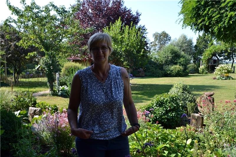 Almut Rusch liebt die Weite in ihrem 3000 Quadratmeter großen Garten. Fotos: Helfferich