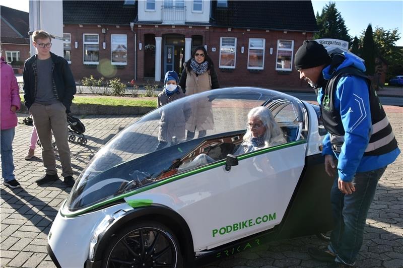 200 Probefahrten im Kabinenroller in Jork Almuth Müller sitzt nicht zum ersten Mal in dem Kabinenroller und plant einen Kauf. Mit Rückenwind ist "Frika" schneller als 25 Stundenkilometer und eine echte Alternative zu herkömmlichen E-Bikes. Fotos: Felsch