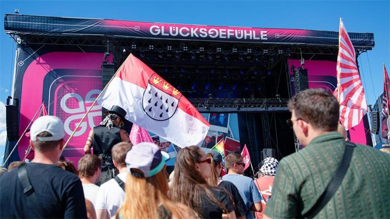 Alphaville-Sänger kritisiert „Beschneidung“ und warnt Alphaville hätte an diesem Wochenende bei dem Festival auftreten sollen, einem der größten Musikfestivals in Deutschland.