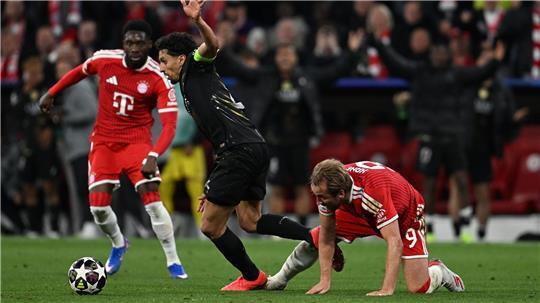 Alphonso Davies (l), hier noch in Aktion gegen Paris, fällt erneut verletzt aus.