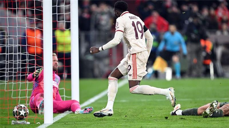 Davies „schwebt“ - und Bayern taumelt Alphonso Davies stochert den Ball ins Tor, am Boden Celtic-Torwart Kasper Schmeichel (l).