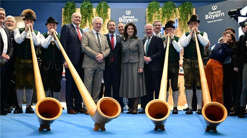 Alphornbläser in der Bayern-Halle waren auch eine Station des Eröffnungsrundgangs. 