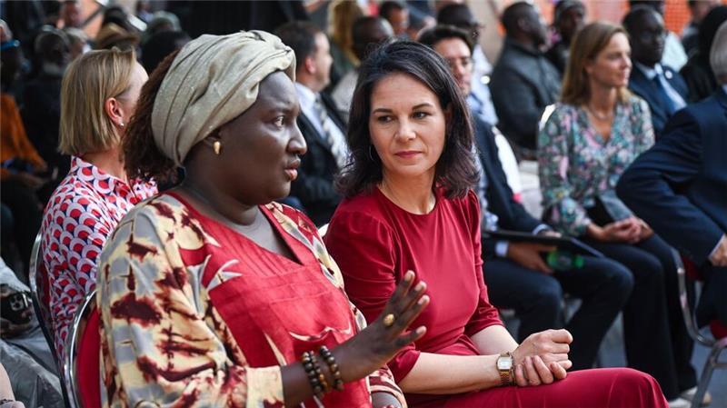 „Privater Preis“: Baerbock will nicht Fraktionschefin werden Als Außenministerin war Baerbock ständig auf Achse - hier im Senegal. (Archivbild)