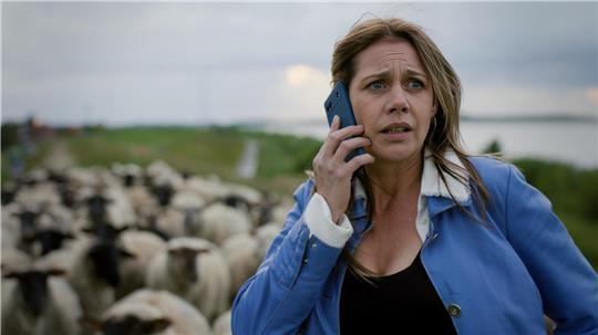 Als Beke (Felicitas Woll) gerade die Schäferin Dorothea Petersen interviewt, greift der Wolf erneut an. Sie ruft den Polizisten Kalle an.