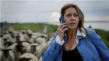 Als Beke (Felicitas Woll) gerade die Schäferin Dorothea Petersen interviewt, greift der Wolf erneut an. Sie ruft den Polizisten Kalle an.