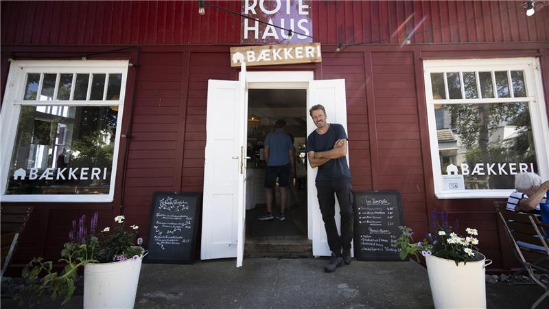800-jähriges Erbe: Er ist Land- und Gastwirt auf drei Inseln Landwirt und Gastronom Mathias Schilling steht vor seinem Café „Das Rote Haus“ auf Hiddensee.