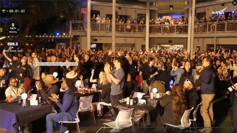 Mondlander setzt erfolgreich auf - zehn Instrumente an Bord Als „Blue Ghost“ aufsetzte, jubelten die Mitarbeitenden.