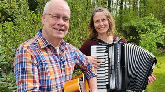 Als Duo treten Jürgen Hillmer und Doris Blackstein beim Plattdeutschen Abend auf.