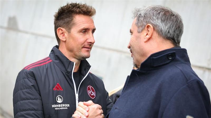 Als Edelfan wünscht Bayerns Ministerpräsident Markus Söder (rechts) den Nürnbergern von Coach Miroslav Klose viel Erfolg.