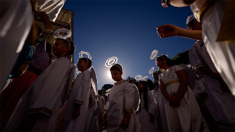 Als Engel verkleidete Kinder nehmen an der Veranstaltung „Parade der kleinen Engel“ teil, einer Straßenaufführung mit christlichem Thema, bei der Kinder in Engelskostümen auftreten.