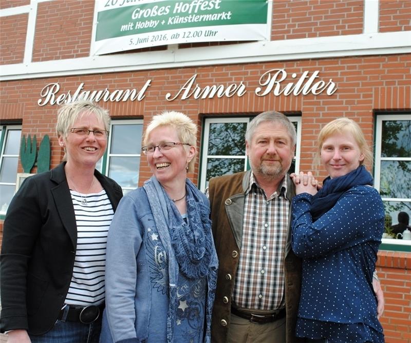 Als Familienbetrieb ist der „Arme Ritter“ in Balje schon lange nicht mehr arm dran: Mellanie Ritter-Schuhmacher, Heike, Helmut und Tina Ritter (Foto von links). Foto Helfferich