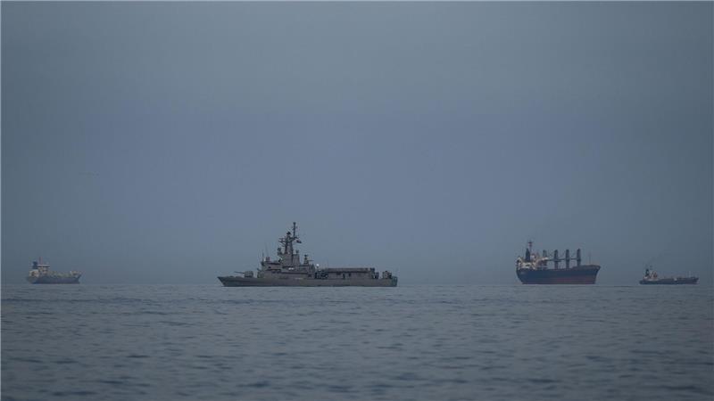 Als Folge des Iran-Krieges ist die für Öllieferungen wichtige Straße von Hormus nahezu blockiert. Hier patrouilliert ein Marine-Schiff der Vereinigten Arabischen Emirate neben Frachtschiffen und Öltankern dort.