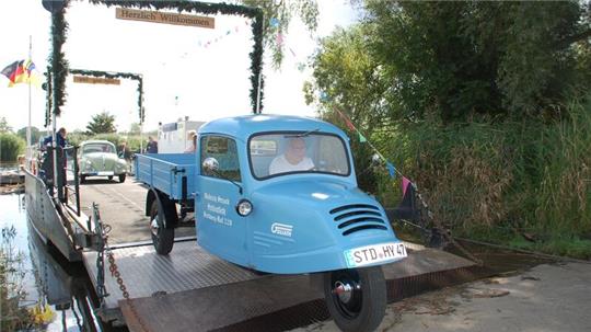 Als Gäste zum 100. Geburtstag der Fähre kamen auch Oldtimer der Niederelbe Classics.