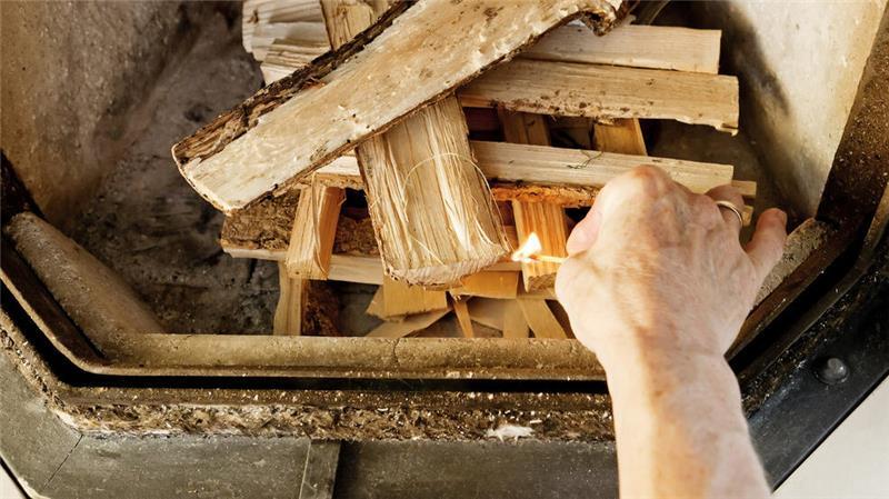 Kamin & Co.: Buxtehude führt den Ofenführerschein ein Als Gitter geschichtet: Beim Anheizen des Kamins kommt es auf die richtige Anordnung der Holzscheite an.