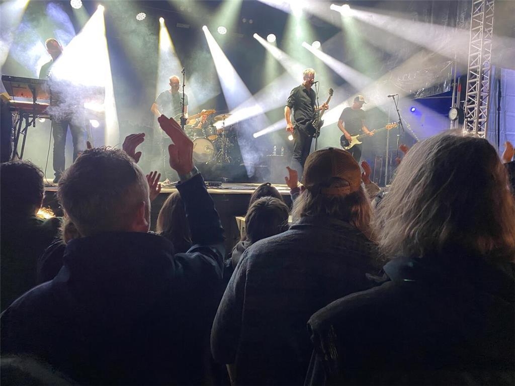 Als Hauptact heizen die Rocker von Kettcar dem Stader Publikum ein.